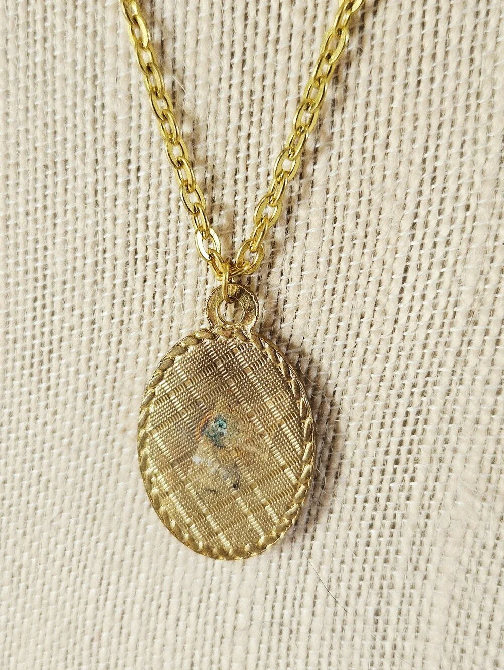 Vintage Virgin Mary Gold Tone Religious Prayer Medal Pendant Chain Necklace